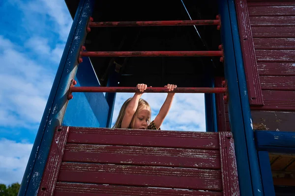 Petit Enfant Âge Préscolaire Monte Sur Terrain Jeu — Photo