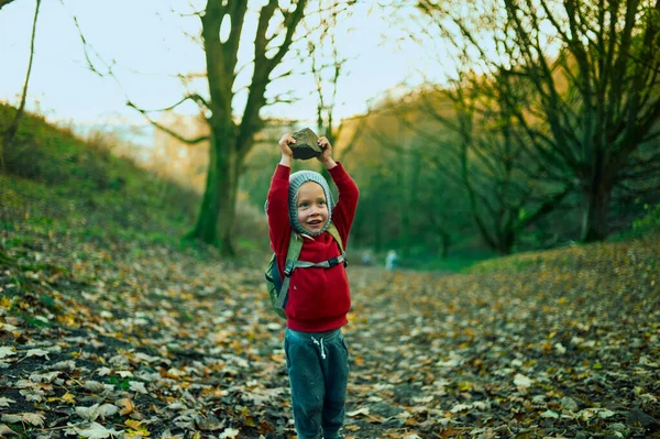 Petit Enfant Âge Préscolaire Tient Debout Dans Les Bois Tenant — Photo