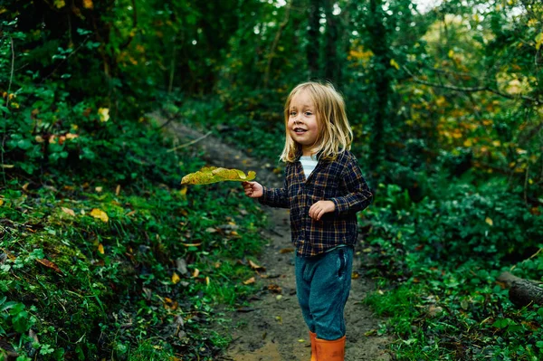 Petit Enfant Âge Préscolaire Joue Dans Les Bois Par Une — Photo