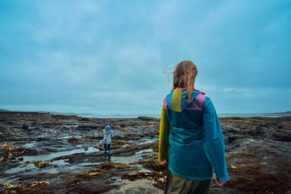 Een Jonge Vrouw Met Een Regenjas Staat Aan Zee — Stockfoto