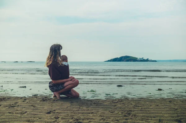 Молода Мама Відпочиває Пляжі Своєю Дитиною Слінгу — стокове фото