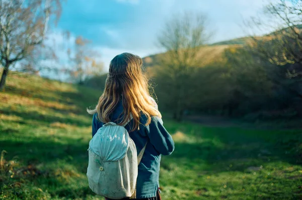 Een Jonge Vrouw Wandelt Een Weiland Bos Een Zonnige Herfstdag — Stockfoto