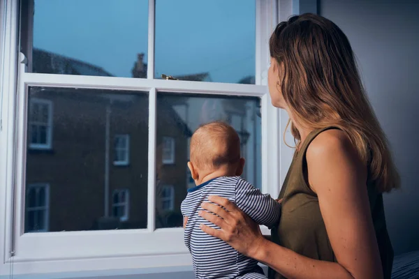 Una Joven Madre Está Sentada Junto Ventana Con Bebé —  Fotos de Stock