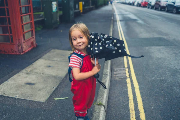 Pequeno Pré Escolar Está Parado Rua Com Guarda Chuva — Fotografia de Stock