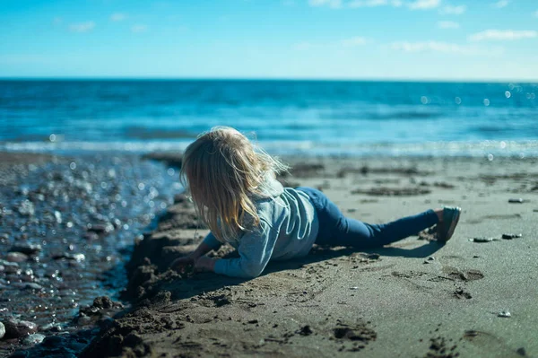 Niño Edad Preescolar Está Jugando Playa Verano —  Fotos de Stock