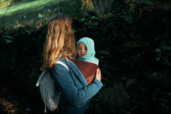 Una Joven Madre Con Bebé Cabestrillo Está Pie Aire Libre —  Fotos de Stock