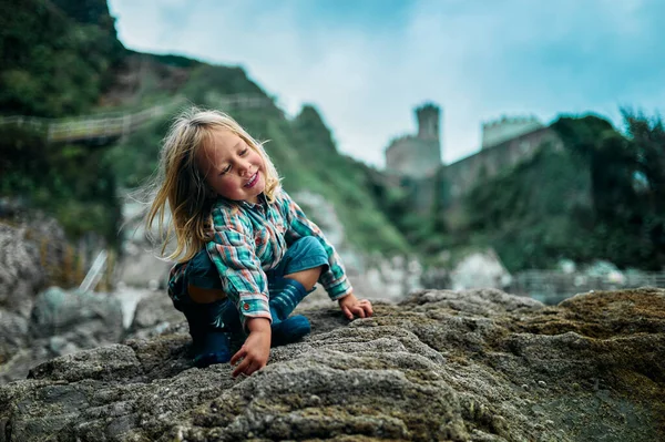 Pequeño Niño Edad Preescolar Está Trepando Sobre Algunas Rocas Otoño — Foto de Stock