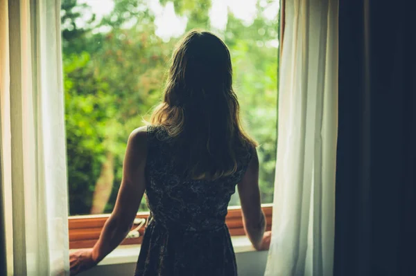 Een Jonge Vrouw Staat Morgens Doet Gordijnen Open Naar Buiten — Stockfoto