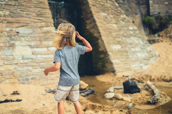 Liten Förskollärare Spelar Stranden Vid Bevattningskanal — Stockfoto