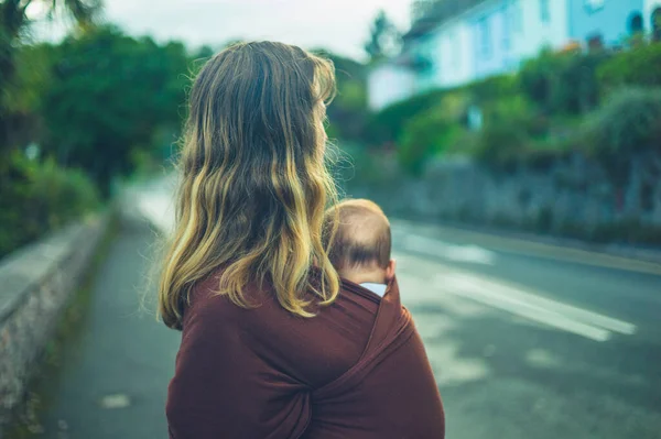 Ung Mamma Med Sitt Barn Lyftsele Står Utanför Gatan — Stockfoto