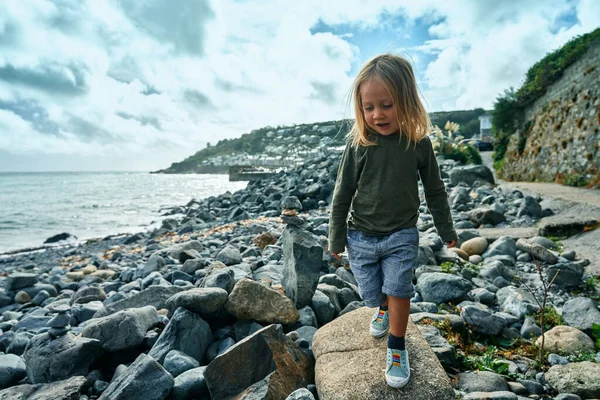 Liten Förskoleperson Går Klippor Vid Kusten — Stockfoto