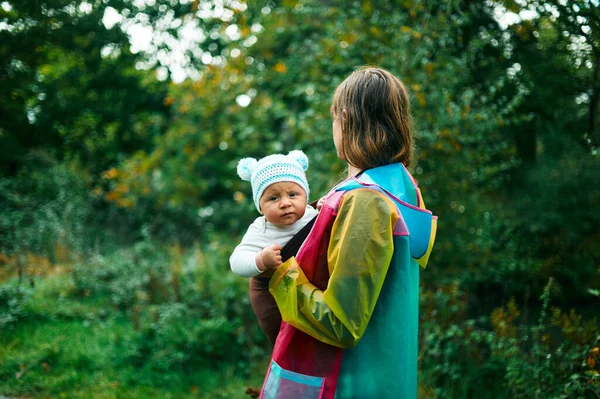 Una Joven Madre Está Pie Bosque Con Bebé Cabestrillo Día —  Fotos de Stock