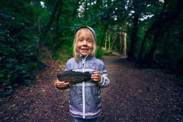 Petit Enfant Âge Préscolaire Tient Dans Forêt Avec Gros Morceau — Photo