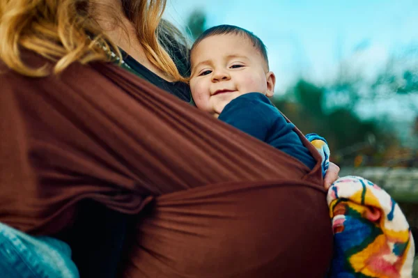 Ung Mamma Skogen Med Sitt Barn Lyftsele Höstdag — Stockfoto