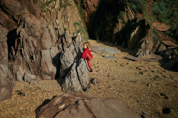 Niño Edad Preescolar Está Escalando Rocas Playa Invierno —  Fotos de Stock