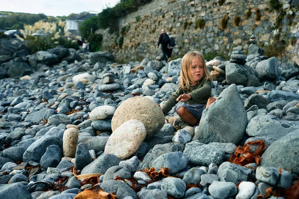 Niño Edad Preescolar Está Jugando Con Piedras Playa Otoño —  Fotos de Stock