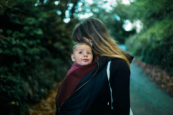 Una Joven Madre Está Pie Aire Libre Naturaleza Con Bebé — Foto de Stock