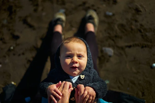 Little Baby Resting His Mothers Lap Beach Sunny Autumn Day — Stock Photo, Image