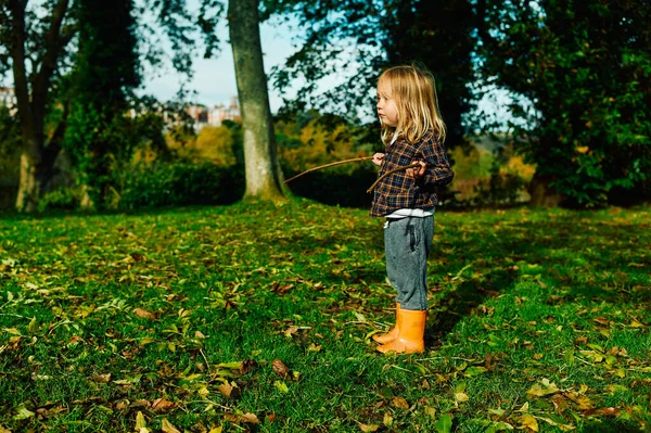 Маленький Дошкольник Играет Лесу Солнечный Осенний День — стоковое фото