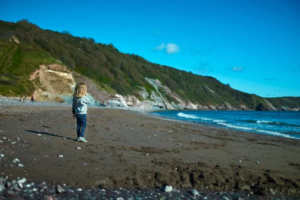 Pouco Pré Escolar Está Brincando Praia Verão — Fotografia de Stock