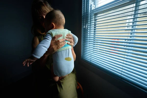 Egy Fiatal Anya Ablaknál Fogja Gyerekét Aki Beszennyezte Pelenkáját — Stock Fotó