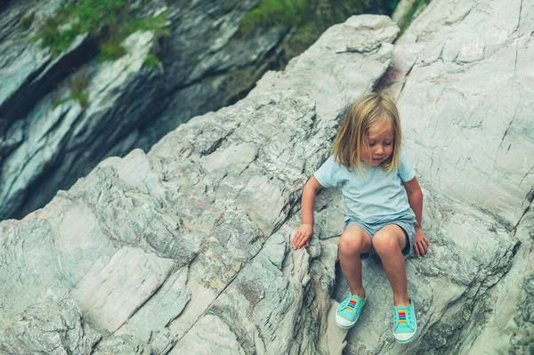 Niño Edad Preescolar Está Escalando Rocas Playa — Foto de Stock