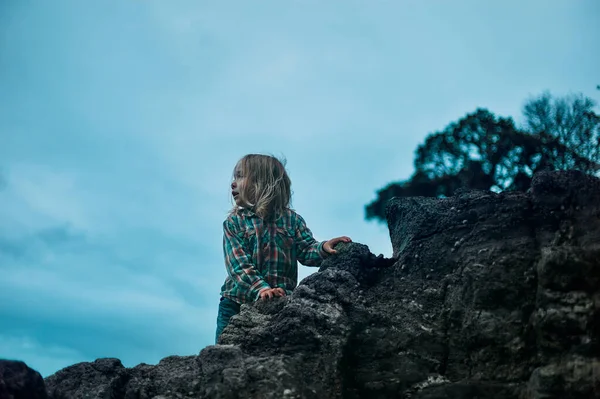 Niño Edad Preescolar Está Pie Sobre Una Roca Otoño —  Fotos de Stock