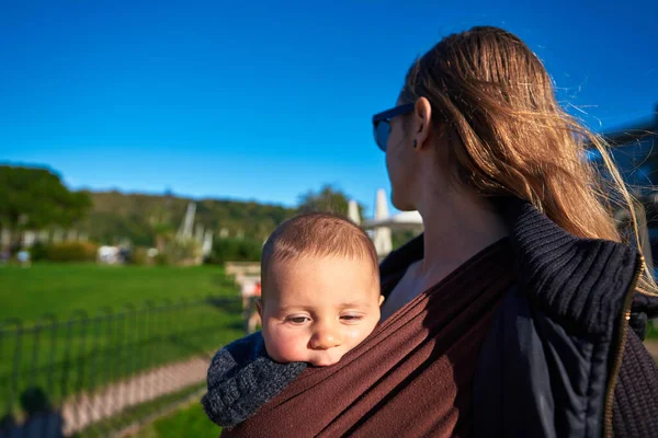 어머니가 아기와 물매를 공원에 — 스톡 사진