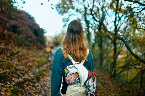 Młoda Kobieta Idzie Ścieżką Lesie Jesienny Dzień — Zdjęcie stockowe
