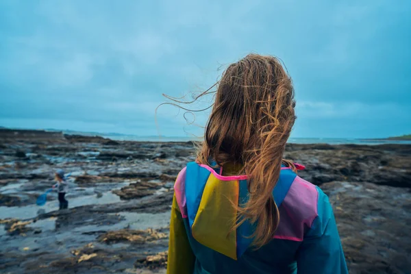 Una Giovane Donna Che Indossa Impermeabile Piedi Vicino Mare — Foto Stock