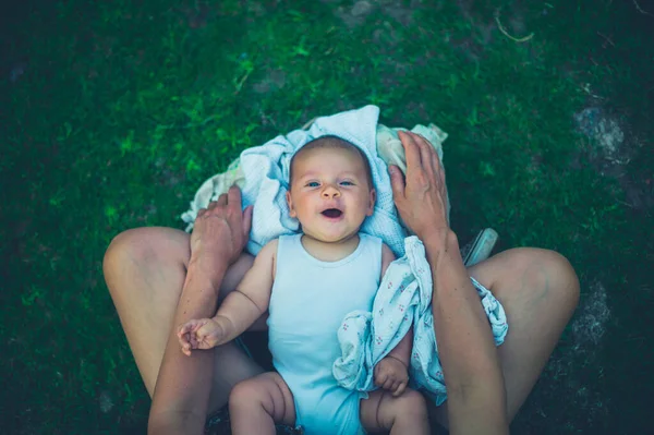 Bebê Pequeno Está Deitado Colo Sua Mãe Livre Natureza — Fotografia de Stock