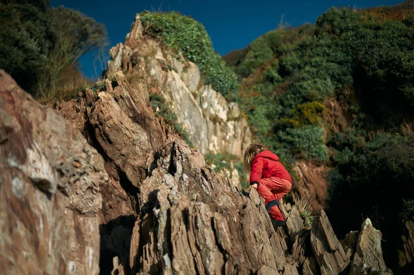 Petit Préscolaire Escalade Des Rochers Sur Plage Hiver — Photo