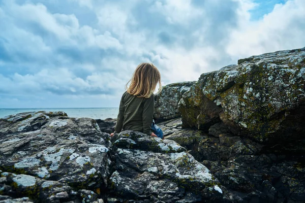 Piccolo Bambino Età Prescolare Seduto Una Roccia Riva Mare Autunno — Foto Stock