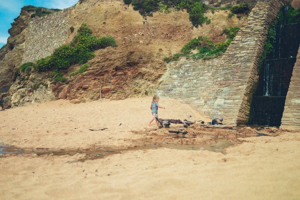 Niño Edad Preescolar Está Jugando Playa Por Canal Riego —  Fotos de Stock