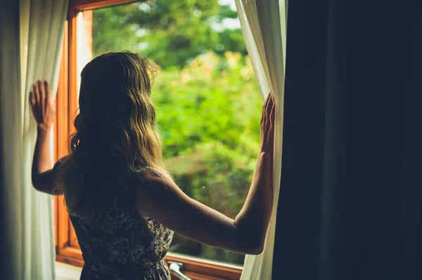 Een Jonge Vrouw Staat Morgens Doet Gordijnen Open Naar Buiten — Stockfoto