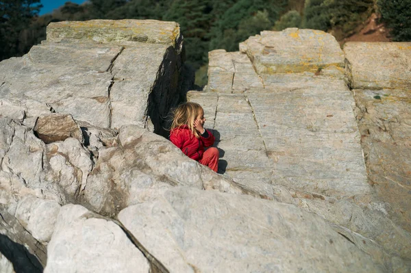 Niño Edad Preescolar Está Escalando Rocas Playa Invierno — Foto de Stock