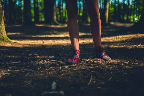Πόδια Και Πόδια Μιας Νεαρής Γυναίκας Που Στέκεται Ένα Δάσος — Φωτογραφία Αρχείου