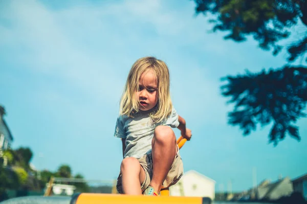 Liten Förskollärare Åker Nerför Rutschkanan Park Solig Sommardag — Stockfoto