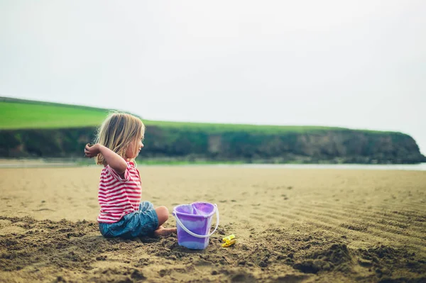 Трохи Дошкільник Сидить Пляжі Кидає Пісок — стокове фото