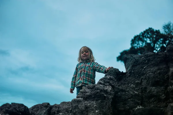 Niño Edad Preescolar Está Pie Sobre Una Roca Otoño —  Fotos de Stock