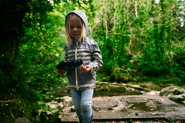 Ein Kleiner Vorschüler Steht Mit Einem Großen Stück Holzkohle Wald — Stockfoto