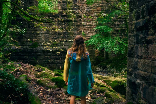 Young Woman Walking Forest Stone Wall — Stock Photo, Image