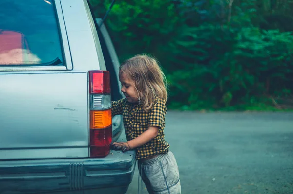 Petit Enfant Âge Préscolaire Reçoit Quelque Chose Coffre Une Voiture Images De Stock Libres De Droits