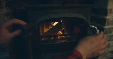 Şömineyi yakan adam, rahat atmosfer konsepti..