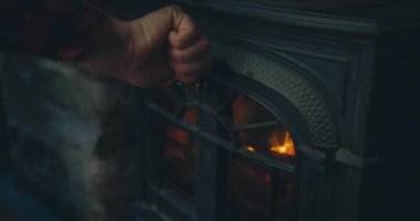 Şömineyi yakan adam, rahat atmosfer konsepti..