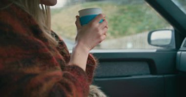 Arabada kahve içme kadın