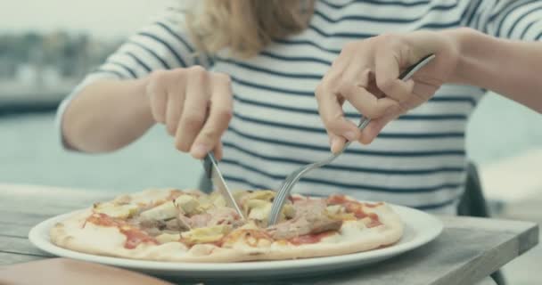 Frau Isst Pizza Restaurant — Stockvideo