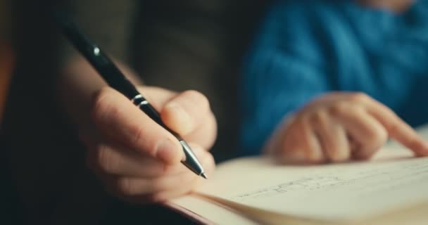 Moeder Met Zijn Zoon Schrijven Notebook — Stockvideo