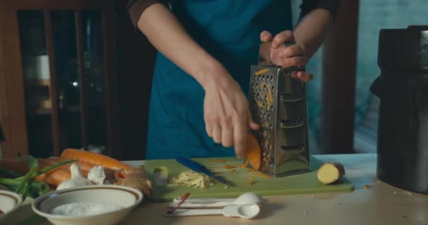 Imagem Parcial Mulher Cozinhando Comida Cozinha — Vídeo de Stock