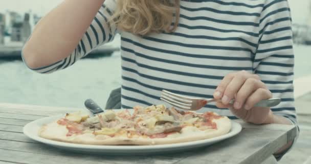 Femme Manger Pizza Restaurant — Video